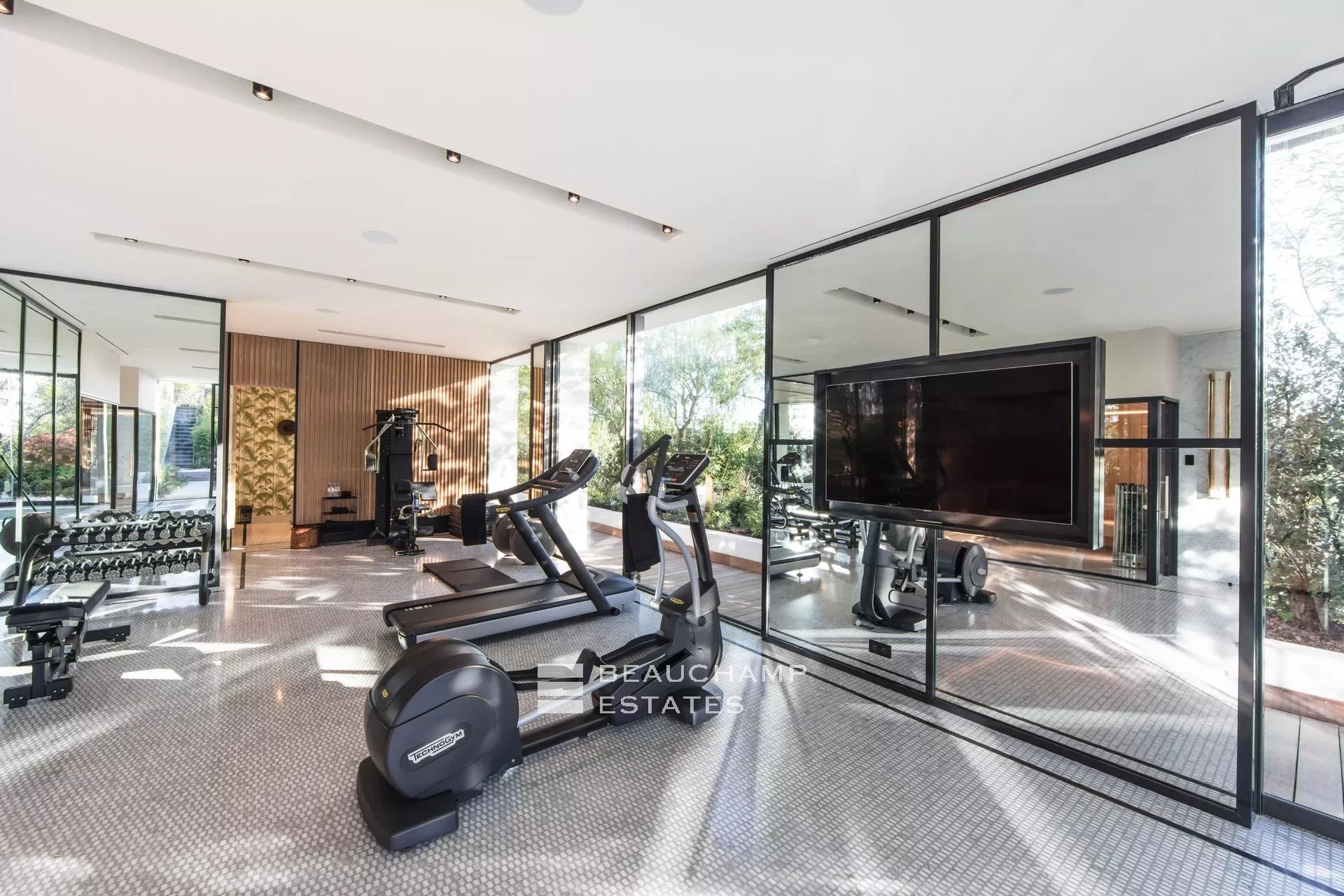 Exceptional 11-bedroom property offering high-end amenities in Cannes Exceptional 11-bedroom property offering high-end amenities in Cannes