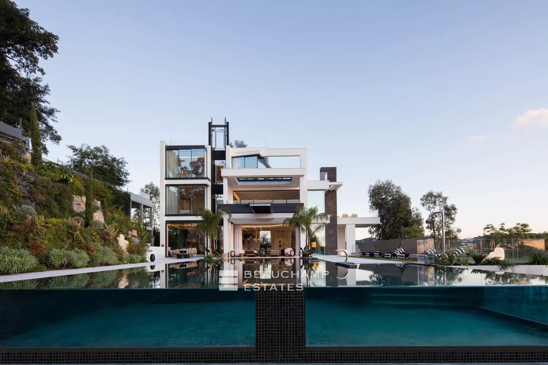 Exceptional 11-bedroom property offering high-end amenities in Cannes Exceptional 11-bedroom property offering high-end amenities in Cannes