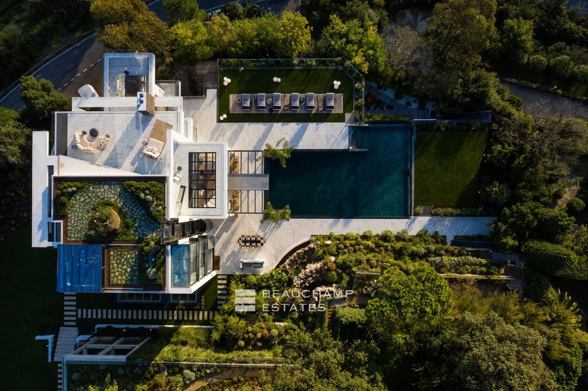 Exceptional 11-bedroom property offering high-end amenities in Cannes Exceptional 11-bedroom property offering high-end amenities in Cannes
