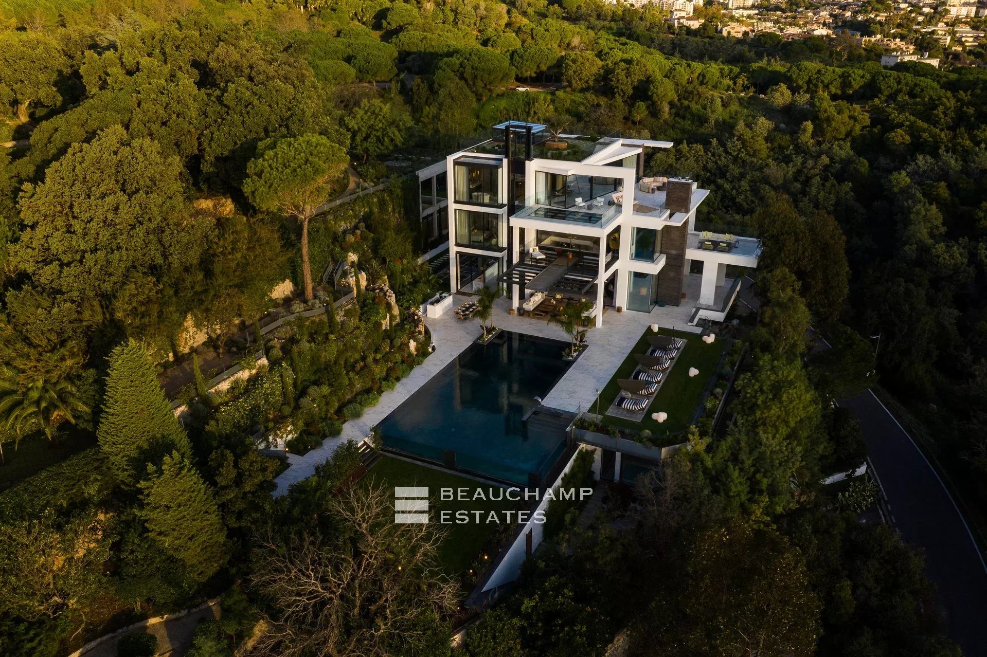 Exceptional 11-bedroom property offering high-end amenities in Cannes Exceptional 11-bedroom property offering high-end amenities in Cannes