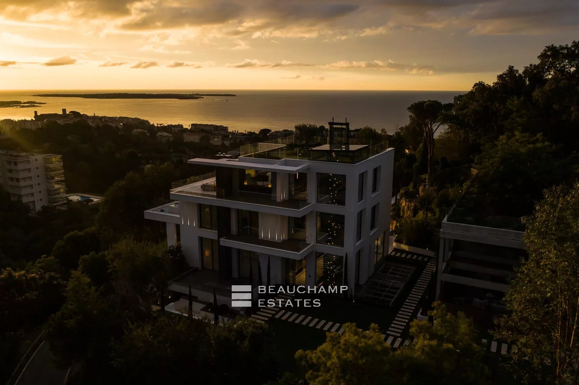 Exceptional 11-bedroom property offering high-end amenities in Cannes Exceptional 11-bedroom property offering high-end amenities in Cannes