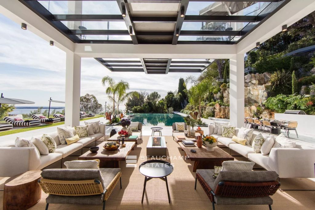 Exceptional 11-bedroom property offering high-end amenities in Cannes