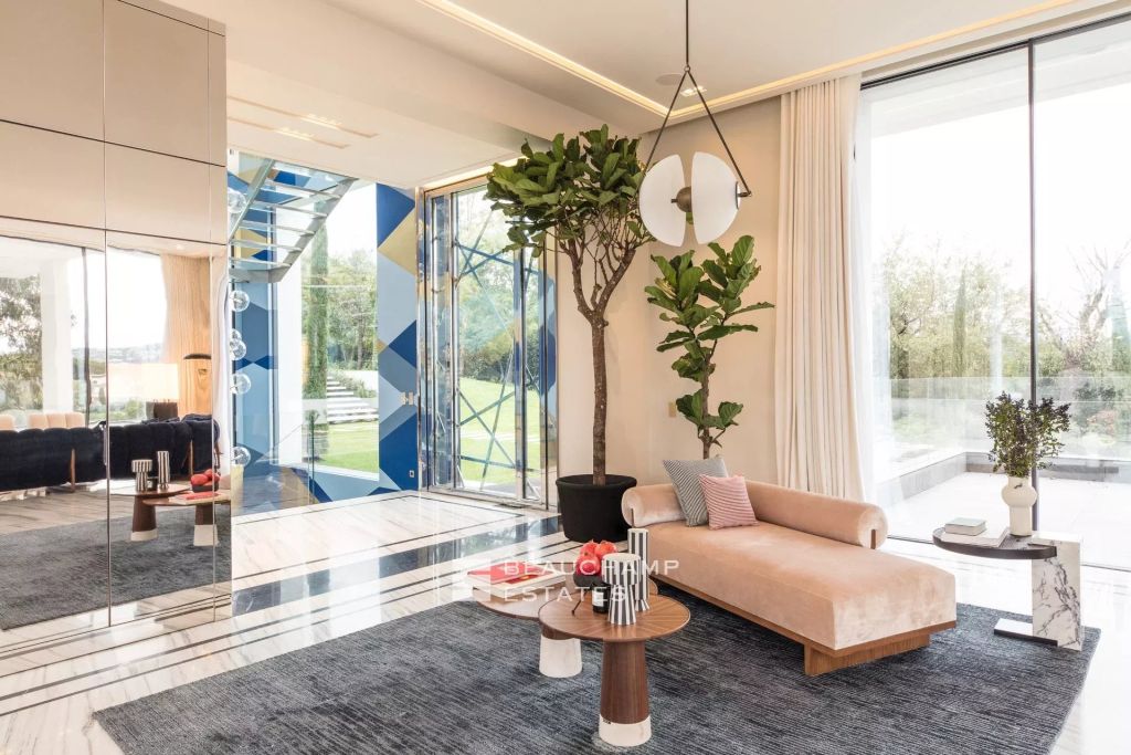 Exceptional 11-bedroom property offering high-end amenities in Cannes