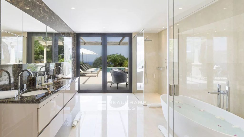 Exceptional 6-bedroom waterfront property in Saint Jean Cap Ferrat