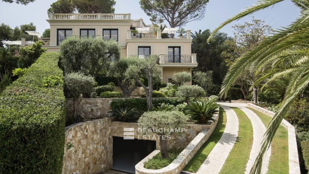 Exceptional 6-bedroom waterfront property in Saint Jean Cap Ferrat