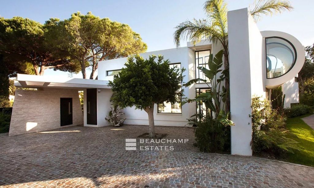 Modern architect-designed property located within walking distance of the iconic Club 55, Pampelonne