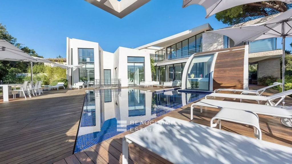 Modern architect-designed property located within walking distance of the iconic Club 55, Pampelonne