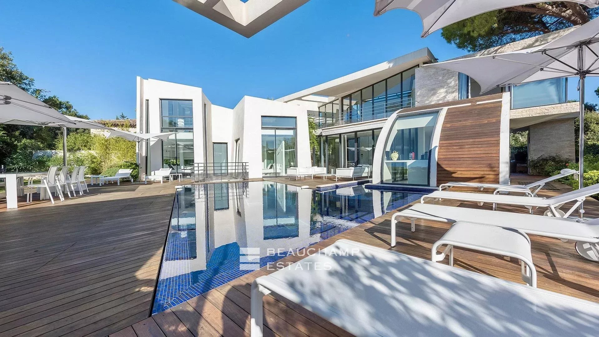 Modern architect-designed property located within walking distance of the iconic Club 55, Pampelonne Modern architect-designed property located within walking distance of the iconic Club 55, Pampelonne