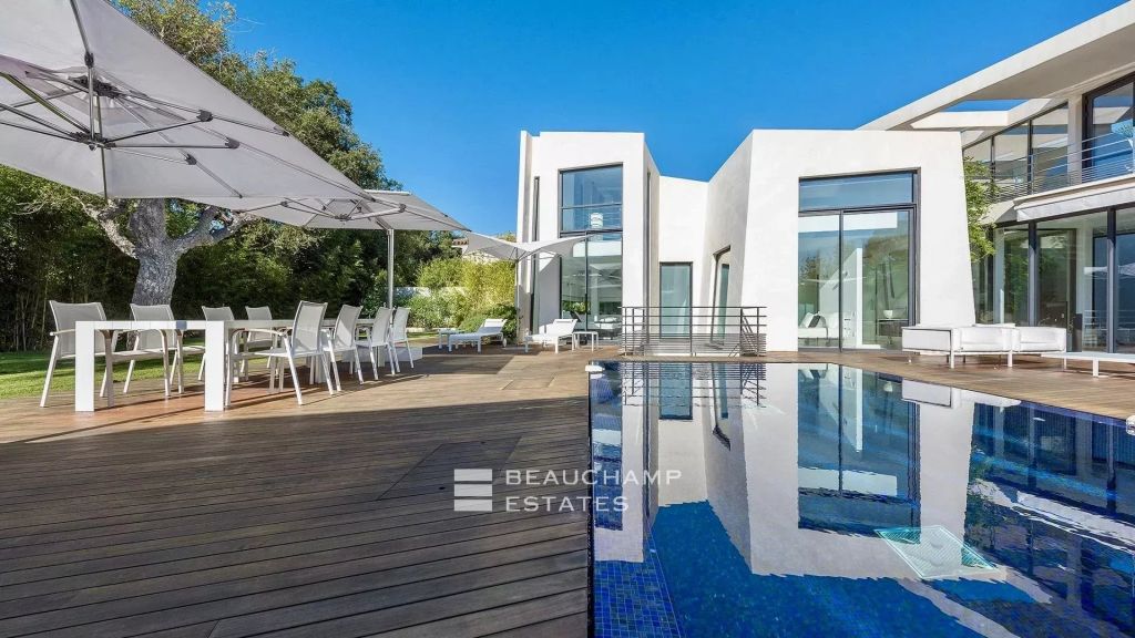 Modern architect-designed property located within walking distance of the iconic Club 55, Pampelonne