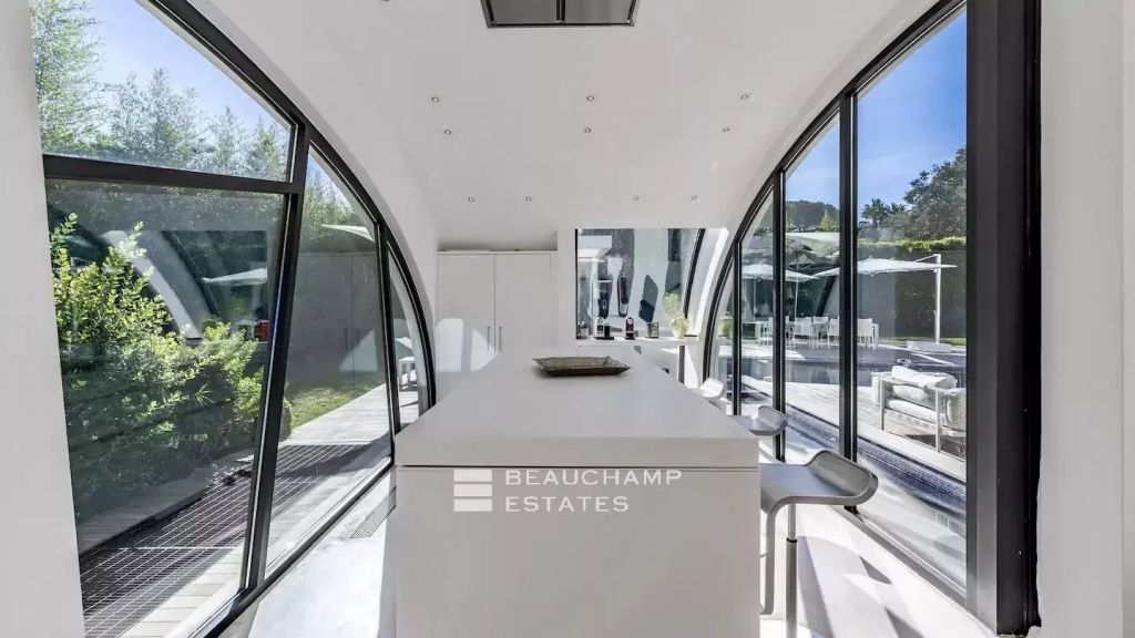 Modern architect-designed property located within walking distance of the iconic Club 55, Pampelonne