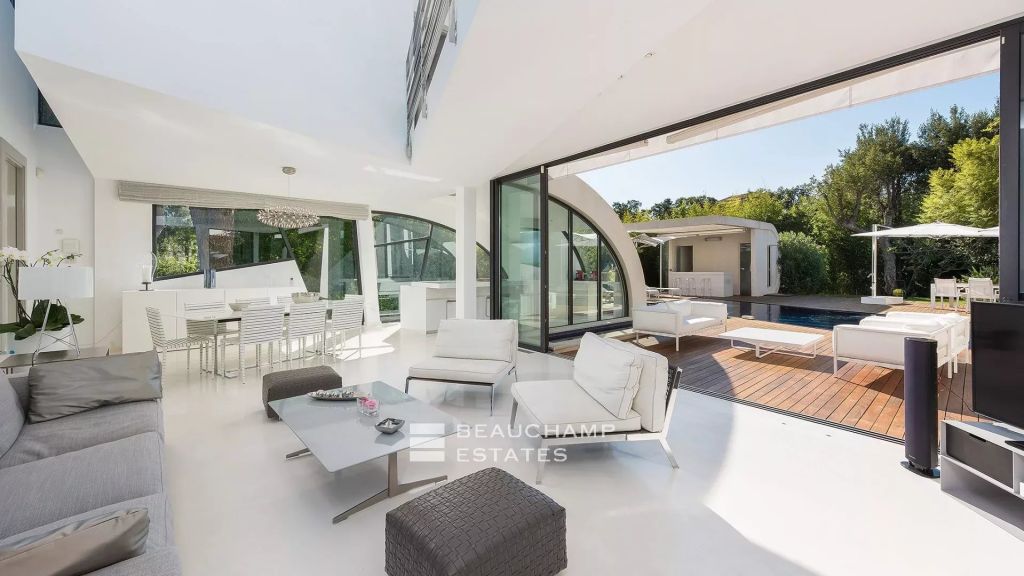 Modern architect-designed property located within walking distance of the iconic Club 55, Pampelonne