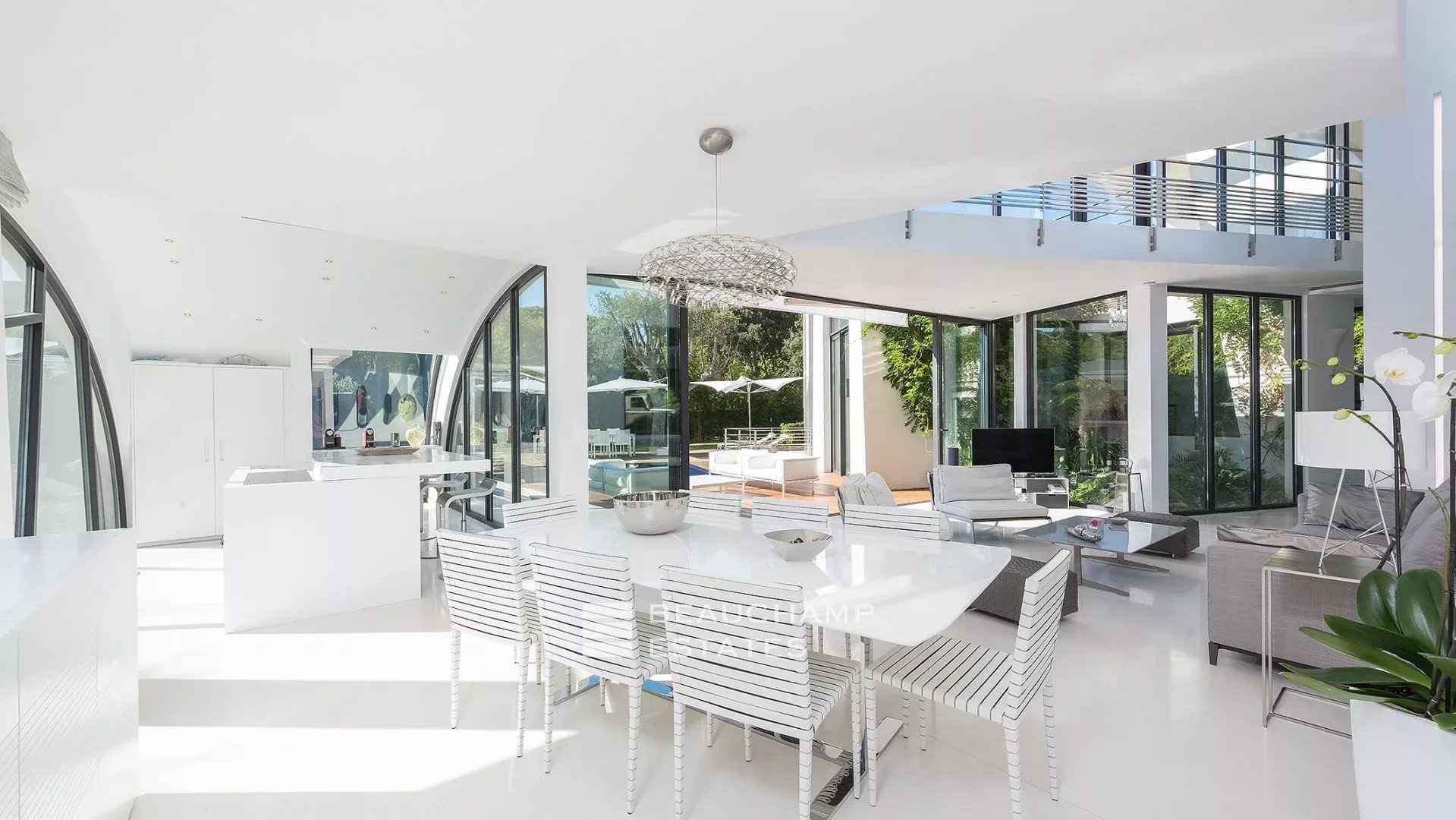 Modern architect-designed property located within walking distance of the iconic Club 55, Pampelonne Modern architect-designed property located within walking distance of the iconic Club 55, Pampelonne