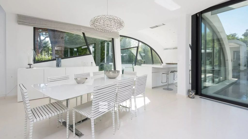 Modern architect-designed property located within walking distance of the iconic Club 55, Pampelonne