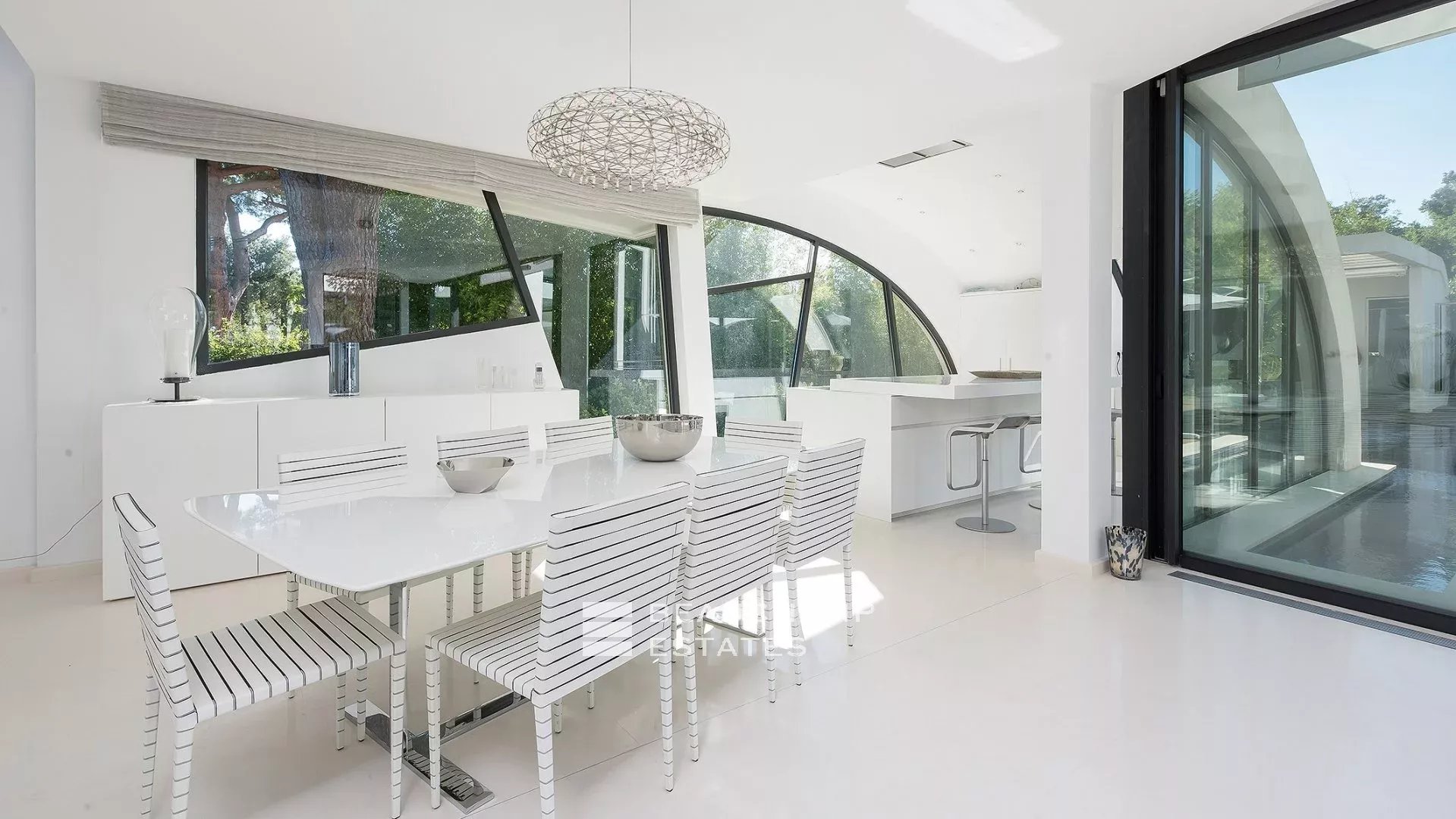 Modern architect-designed property located within walking distance of the iconic Club 55, Pampelonne Modern architect-designed property located within walking distance of the iconic Club 55, Pampelonne