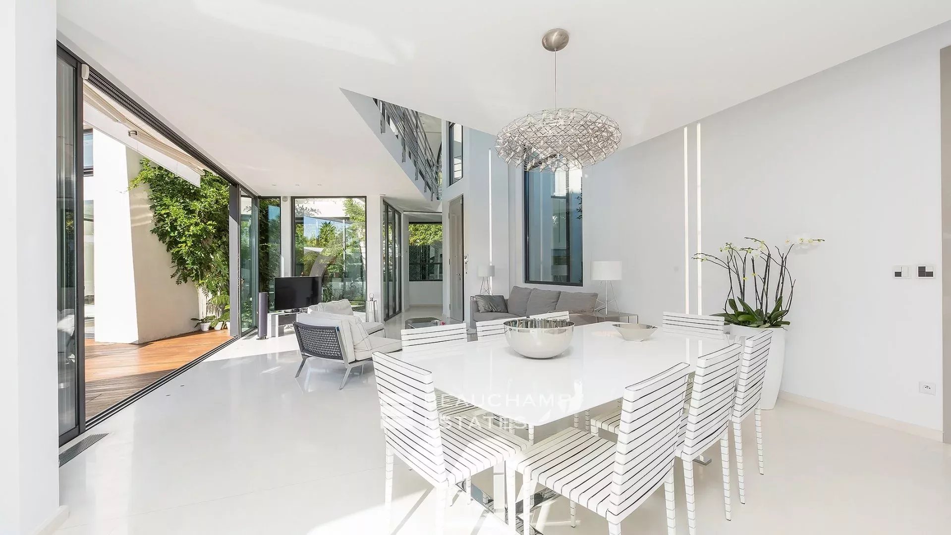 Modern architect-designed property located within walking distance of the iconic Club 55, Pampelonne Modern architect-designed property located within walking distance of the iconic Club 55, Pampelonne