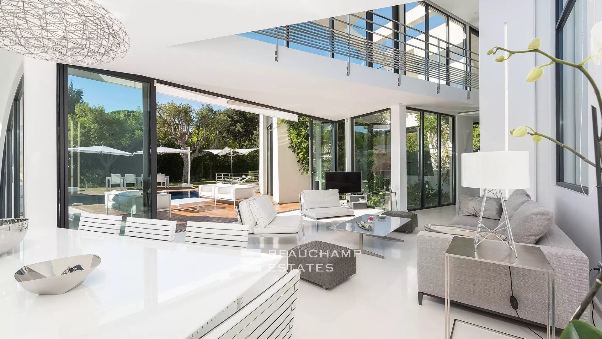 Modern architect-designed property located within walking distance of the iconic Club 55, Pampelonne Modern architect-designed property located within walking distance of the iconic Club 55, Pampelonne