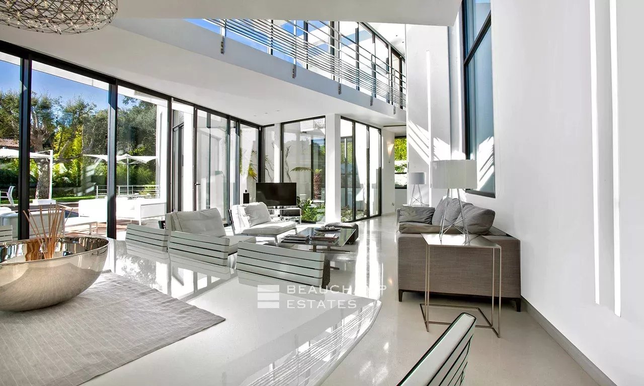 Modern architect-designed property located within walking distance of the iconic Club 55, Pampelonne Modern architect-designed property located within walking distance of the iconic Club 55, Pampelonne