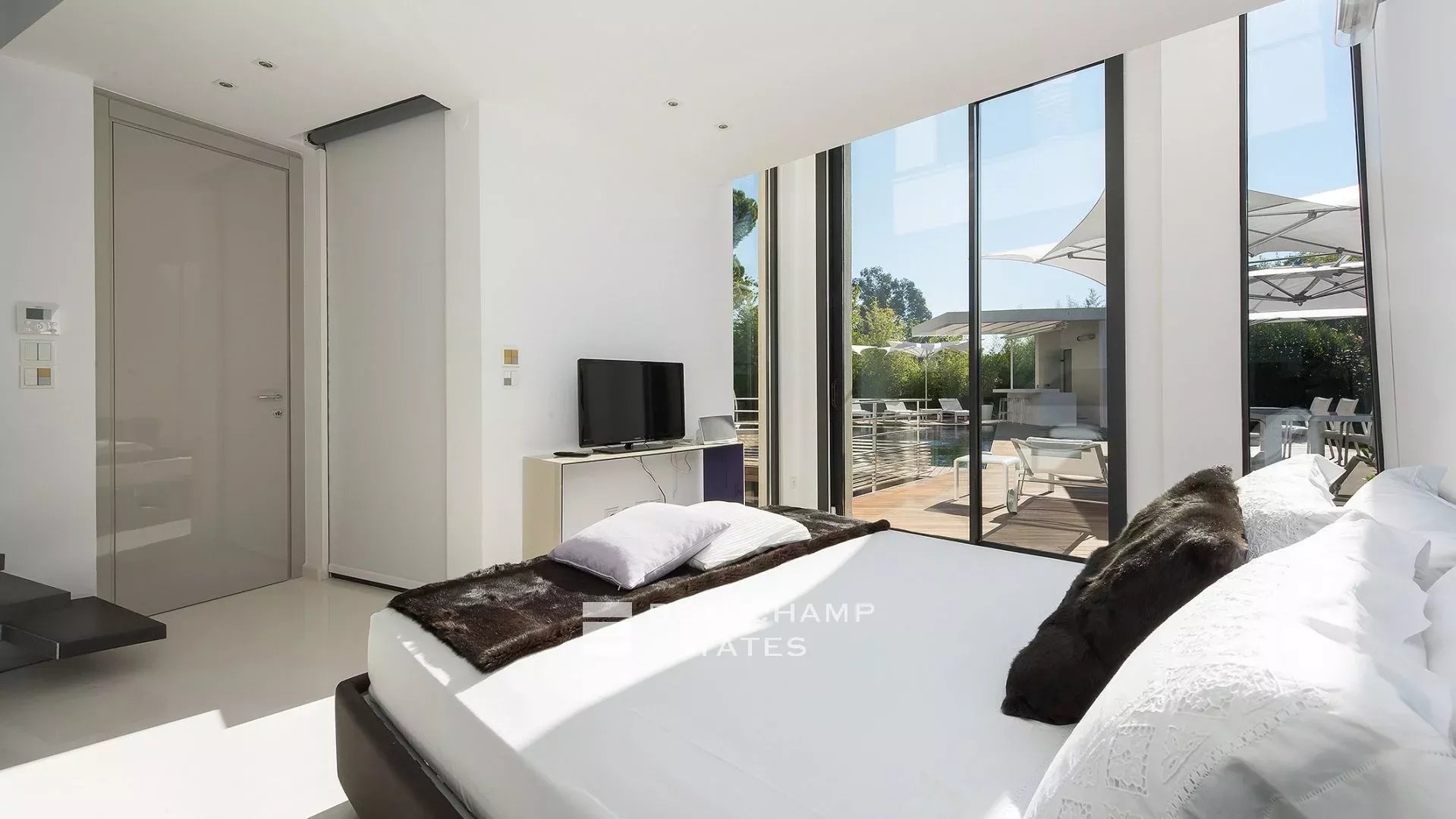 Modern architect-designed property located within walking distance of the iconic Club 55, Pampelonne Modern architect-designed property located within walking distance of the iconic Club 55, Pampelonne