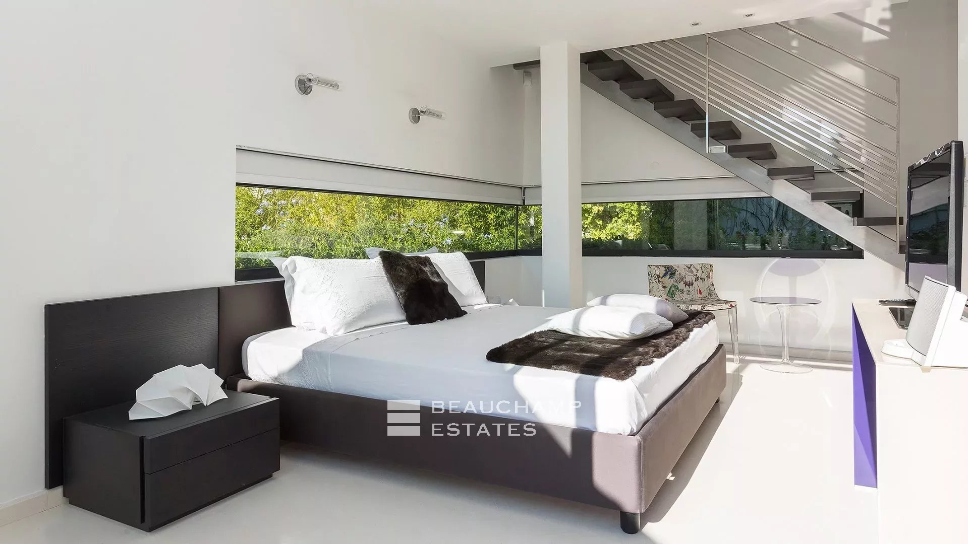 Modern architect-designed property located within walking distance of the iconic Club 55, Pampelonne Modern architect-designed property located within walking distance of the iconic Club 55, Pampelonne