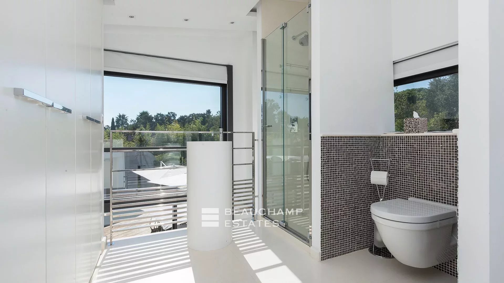 Modern architect-designed property located within walking distance of the iconic Club 55, Pampelonne Modern architect-designed property located within walking distance of the iconic Club 55, Pampelonne