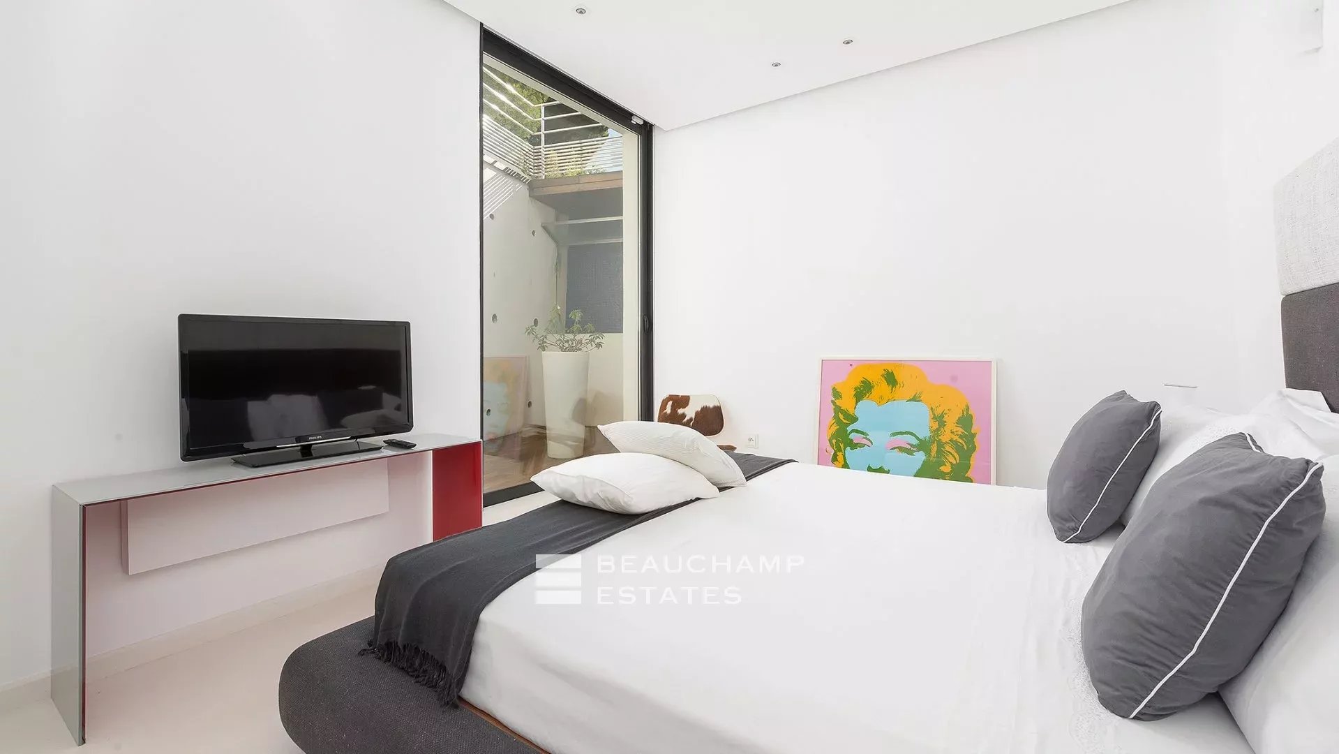 Modern architect-designed property located within walking distance of the iconic Club 55, Pampelonne Modern architect-designed property located within walking distance of the iconic Club 55, Pampelonne