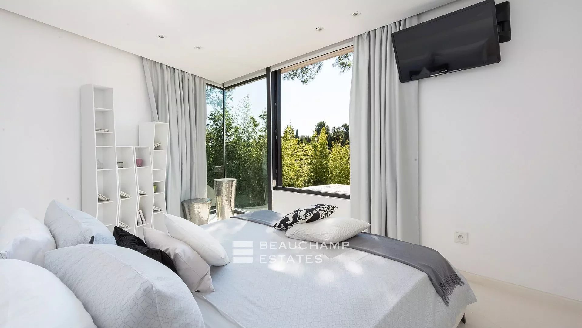 Modern architect-designed property located within walking distance of the iconic Club 55, Pampelonne Modern architect-designed property located within walking distance of the iconic Club 55, Pampelonne