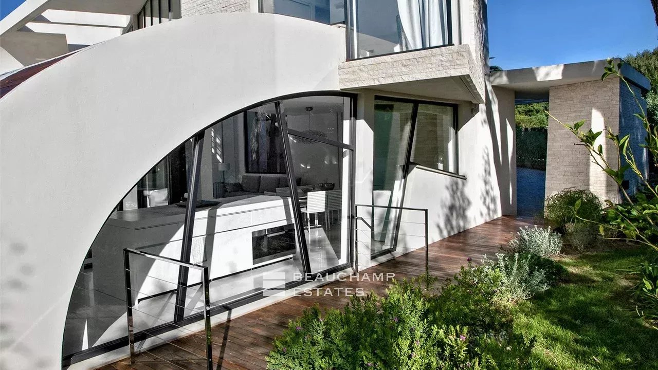 Modern architect-designed property located within walking distance of the iconic Club 55, Pampelonne Modern architect-designed property located within walking distance of the iconic Club 55, Pampelonne