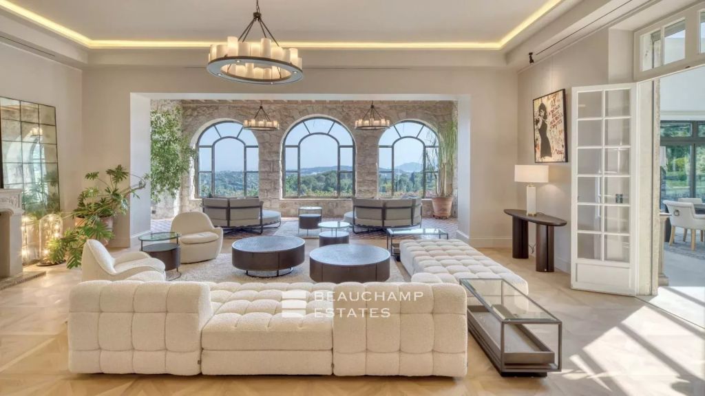 Exceptional domain with 11 bedrooms within walking distance of the village of Mougins, featuring tennis court, pool, and breathtaking sea view