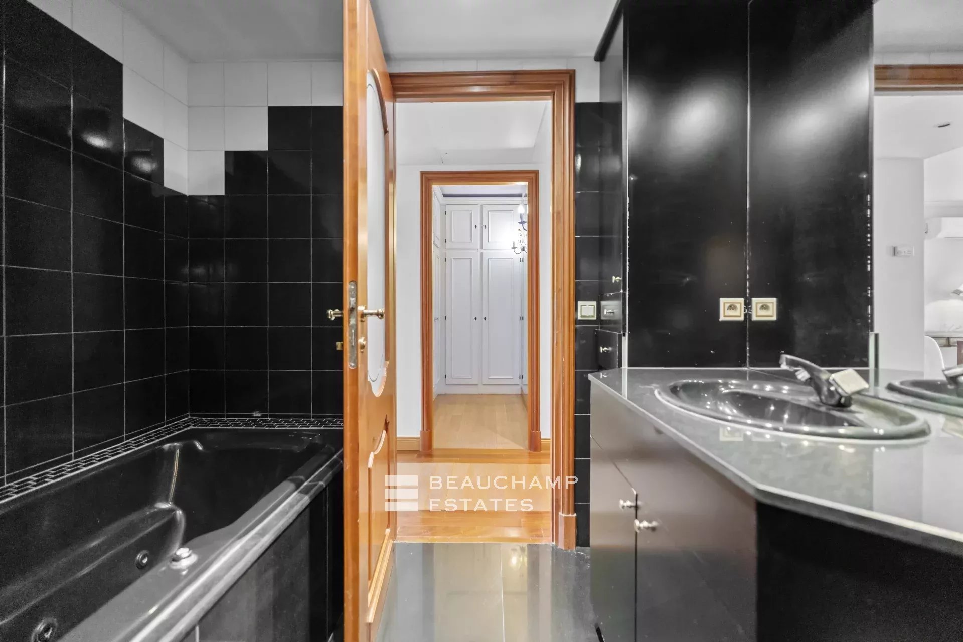 Grand appartement d’exception – Relais de la Reine, Cannes Croisette Exceptional Grand Apartment – Relais de la Reine, Cannes Croisette