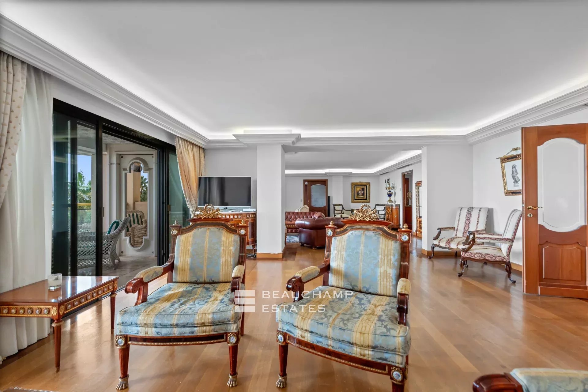 Grand appartement d’exception – Relais de la Reine, Cannes Croisette Exceptional Grand Apartment – Relais de la Reine, Cannes Croisette