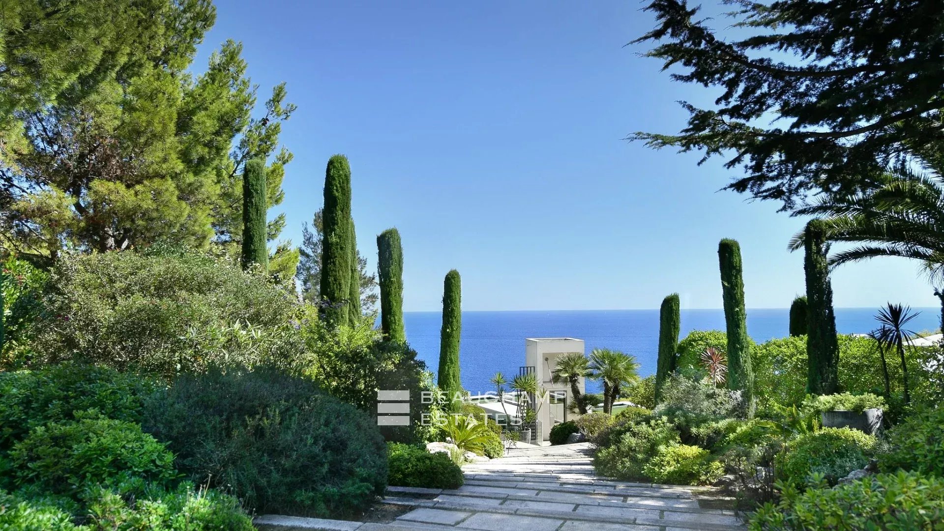 Villa exceptionnelle moderne de 7 chambres avec vue panoramique sur la mer à Saint Jean Cap Ferrat Exceptional modern 7-bedroom villa with panoramic sea views in Saint Jean Cap Ferrat