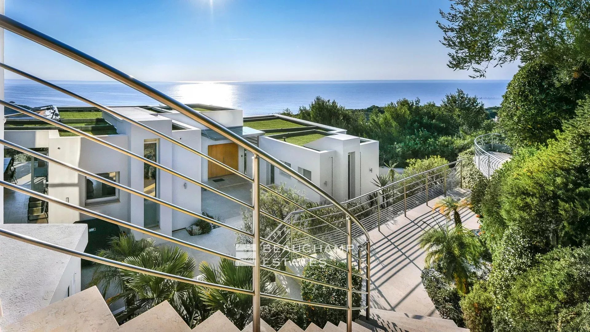 Villa exceptionnelle moderne de 7 chambres avec vue panoramique sur la mer à Saint Jean Cap Ferrat Exceptional modern 7-bedroom villa with panoramic sea views in Saint Jean Cap Ferrat