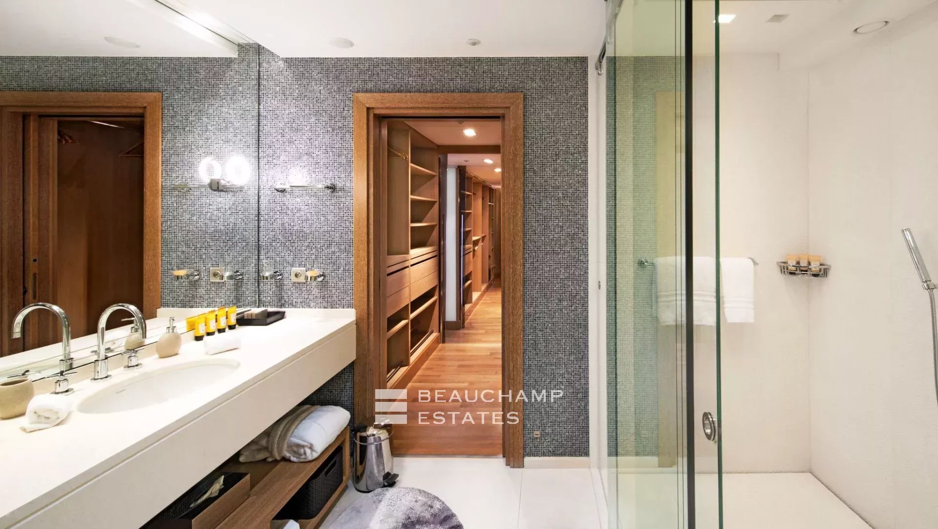 Villa exceptionnelle moderne de 7 chambres avec vue panoramique sur la mer à Saint Jean Cap Ferrat Exceptional modern 7-bedroom villa with panoramic sea views in Saint Jean Cap Ferrat