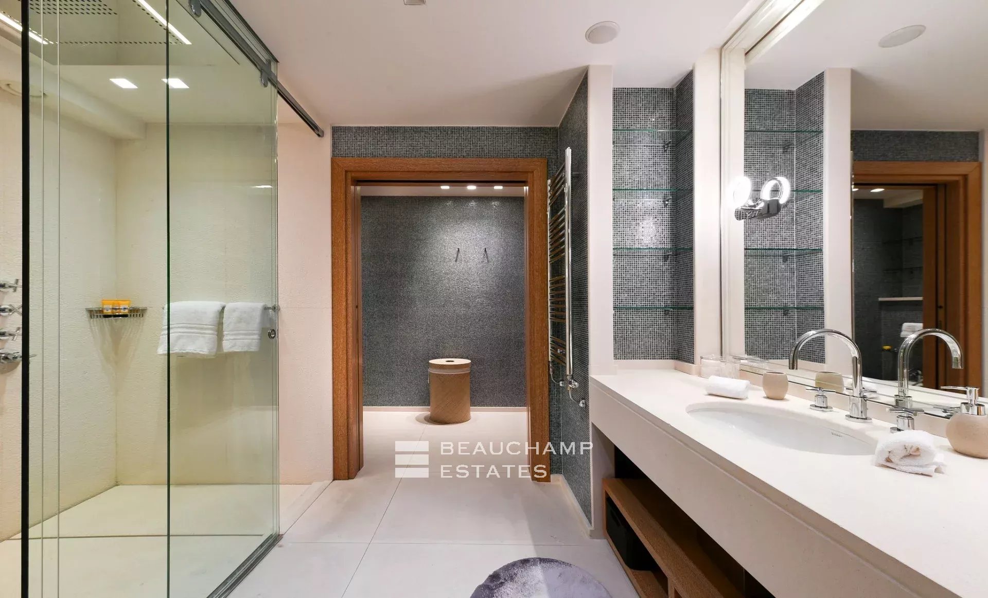 Villa exceptionnelle moderne de 7 chambres avec vue panoramique sur la mer à Saint Jean Cap Ferrat Exceptional modern 7-bedroom villa with panoramic sea views in Saint Jean Cap Ferrat