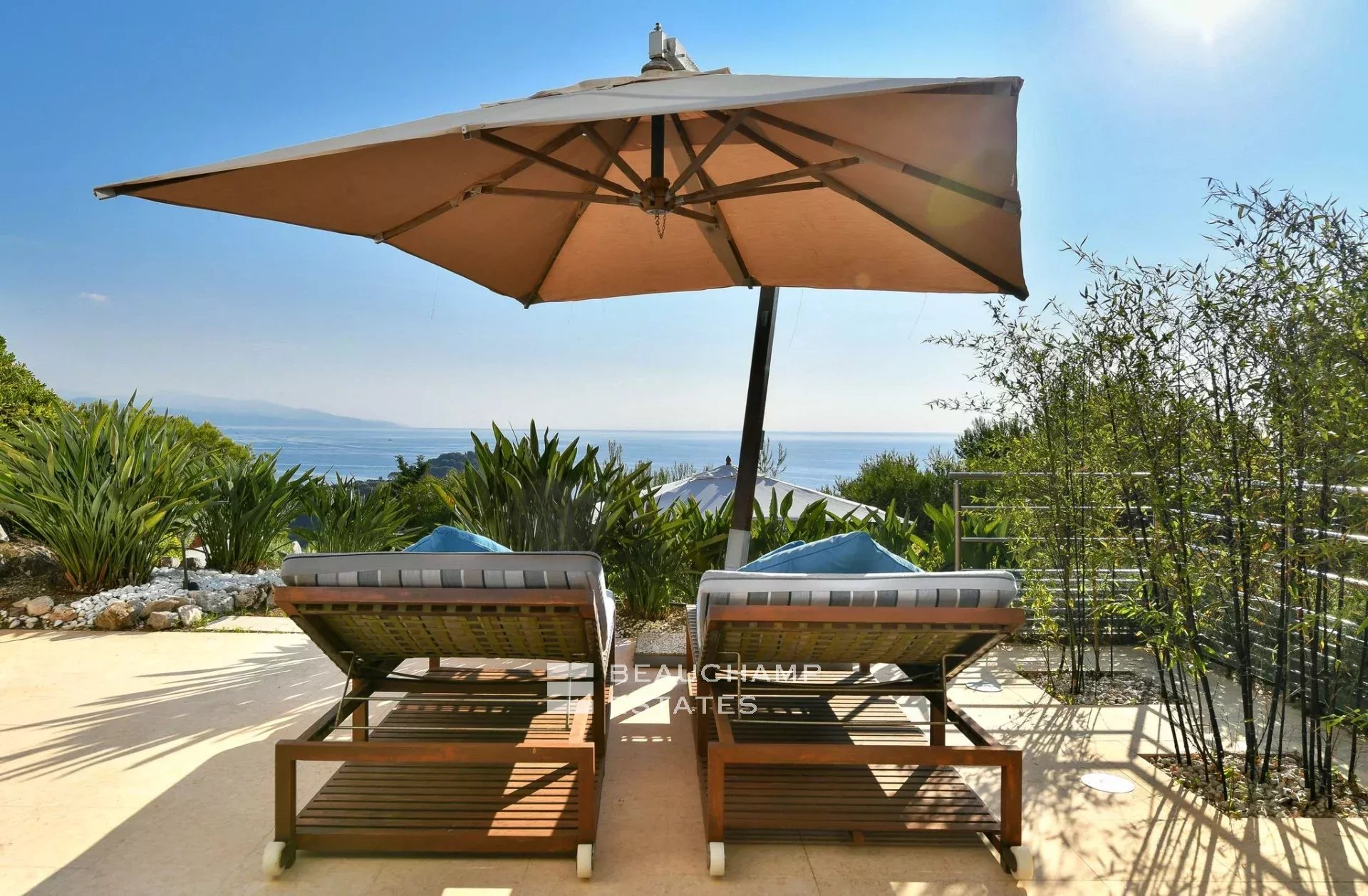 Villa exceptionnelle moderne de 7 chambres avec vue panoramique sur la mer à Saint Jean Cap Ferrat Exceptional modern 7-bedroom villa with panoramic sea views in Saint Jean Cap Ferrat