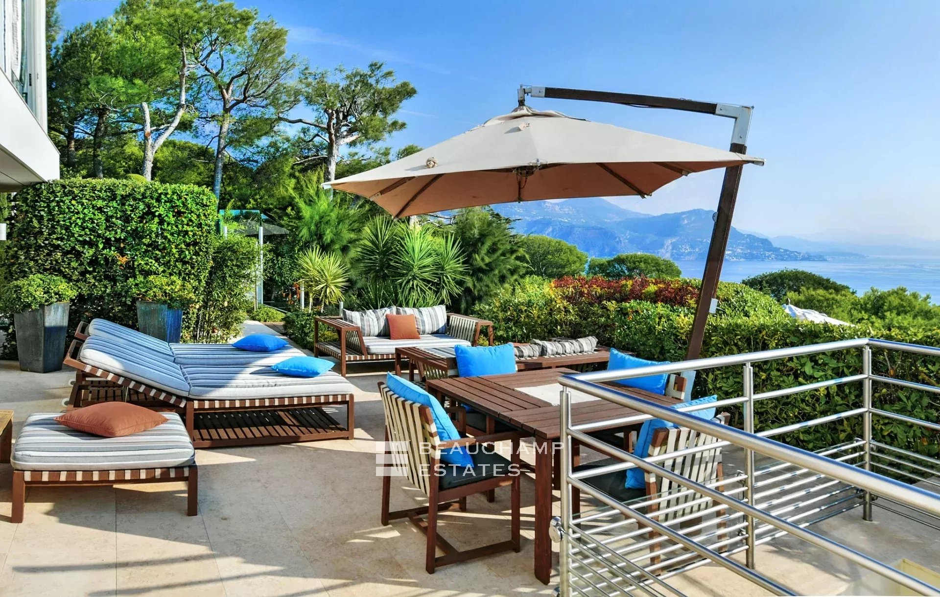 Villa exceptionnelle moderne de 7 chambres avec vue panoramique sur la mer à Saint Jean Cap Ferrat Exceptional modern 7-bedroom villa with panoramic sea views in Saint Jean Cap Ferrat
