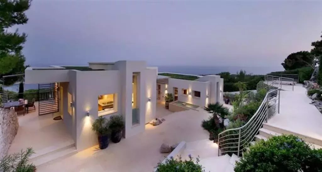 Exceptional modern 7-bedroom villa with panoramic sea views in Saint Jean Cap Ferrat