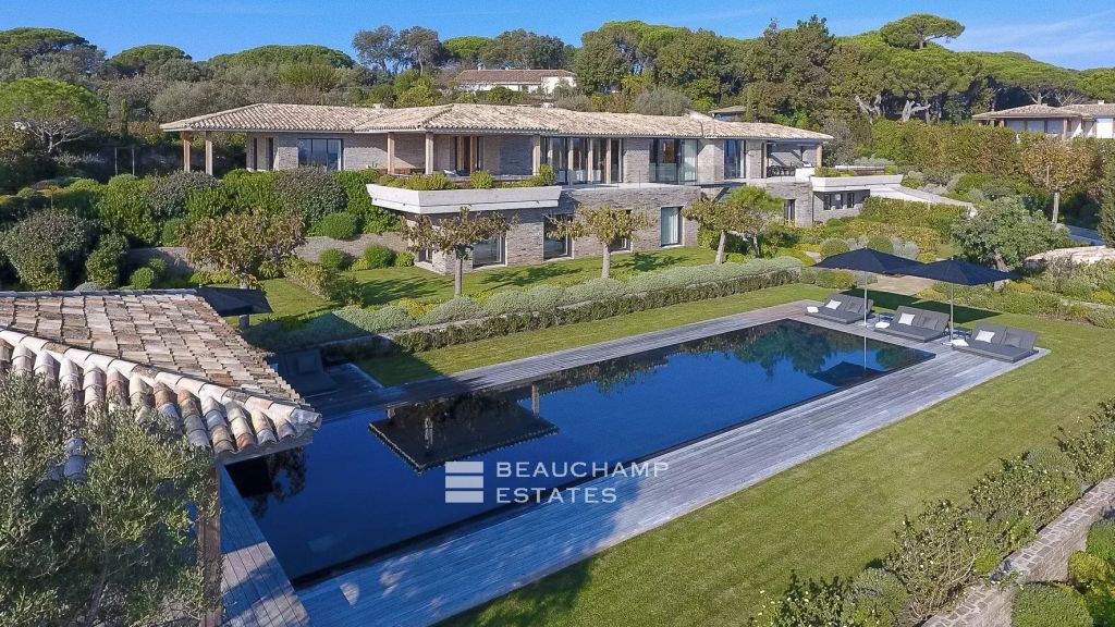 Exceptional villa with panoramic view over the bay of Saint-Tropez