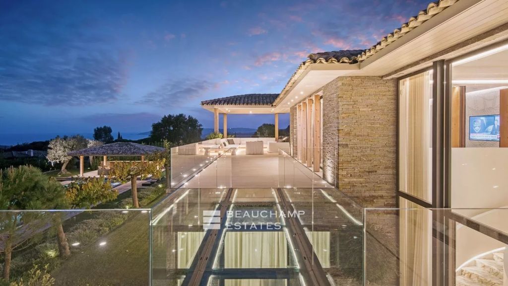 Exceptional villa with panoramic view over the bay of Saint-Tropez