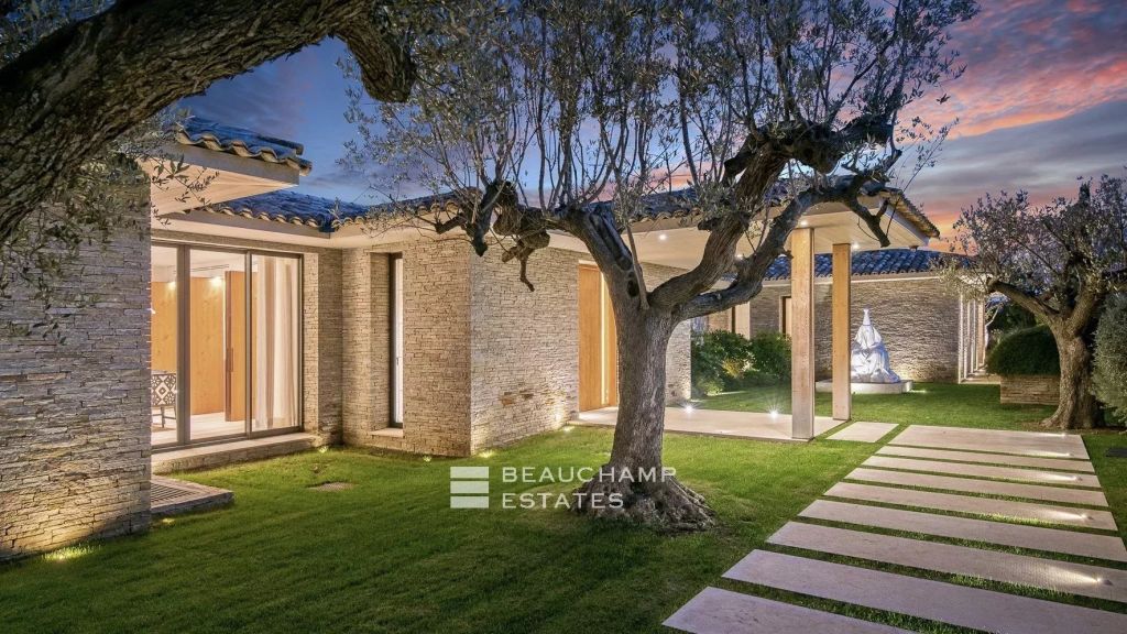 Exceptional villa with panoramic view over the bay of Saint-Tropez