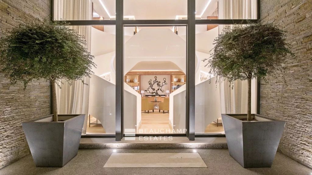 Exceptional villa with panoramic view over the bay of Saint-Tropez