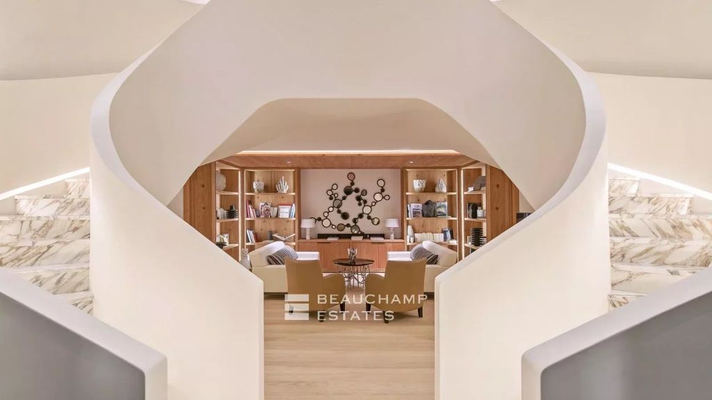 Exceptional villa with panoramic view over the bay of Saint-Tropez