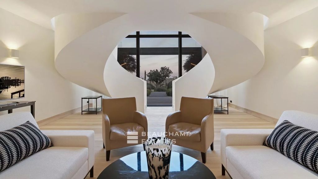 Exceptional villa with panoramic view over the bay of Saint-Tropez