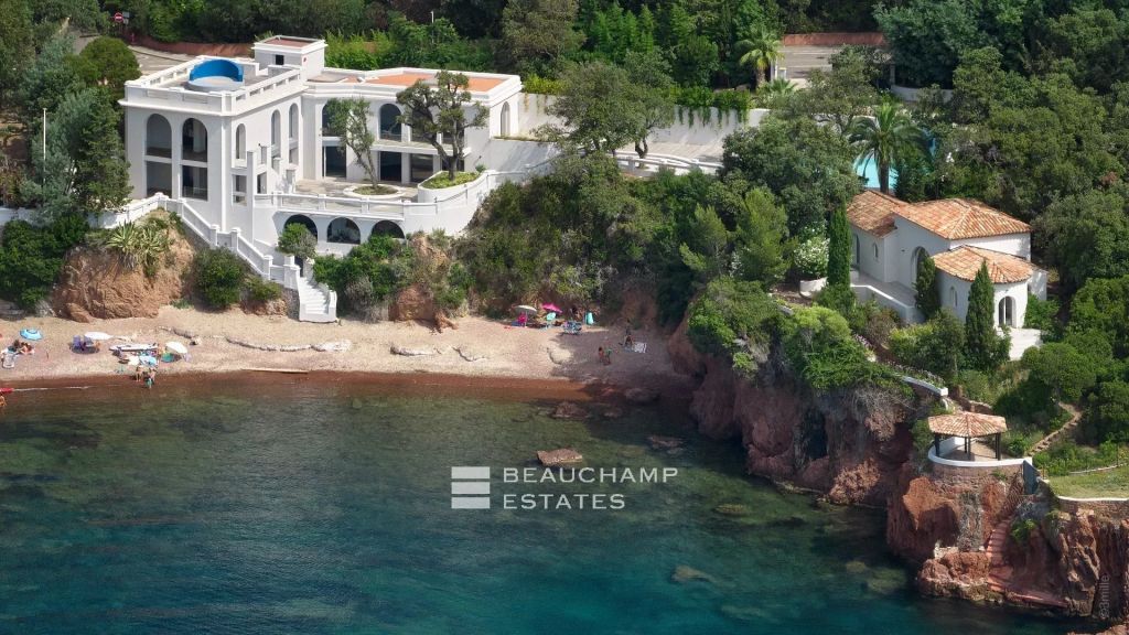 Exceptional waterfront property just a few meters from the Cap Roux Nature Reserve