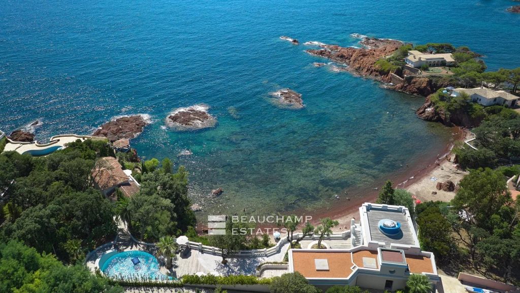 Exceptional waterfront property just a few meters from the Cap Roux Nature Reserve