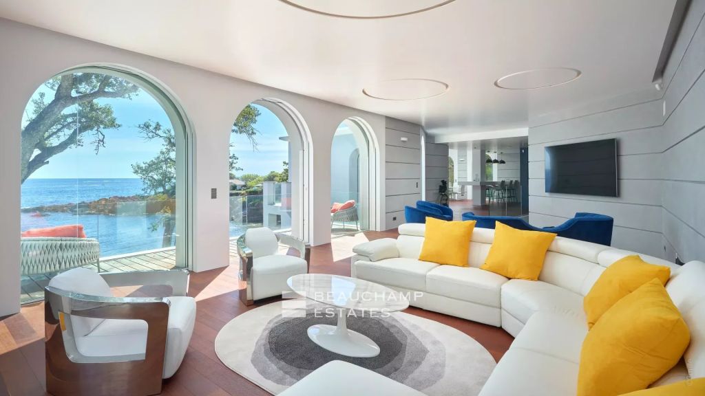 Exceptional waterfront property just a few meters from the Cap Roux Nature Reserve