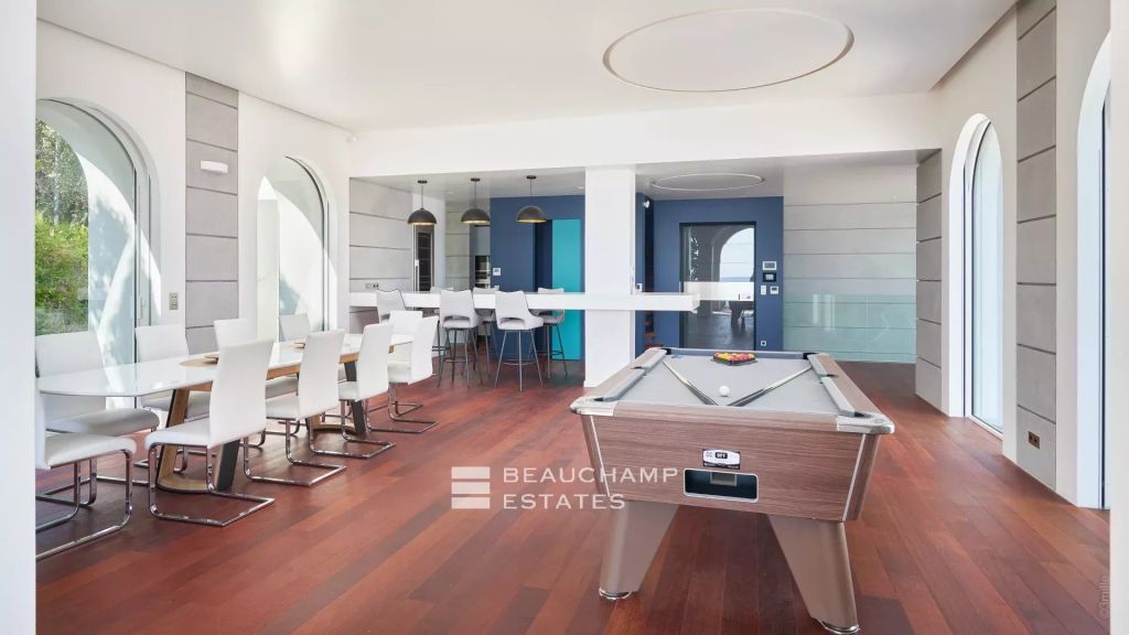 Exceptional waterfront property just a few meters from the Cap Roux Nature Reserve