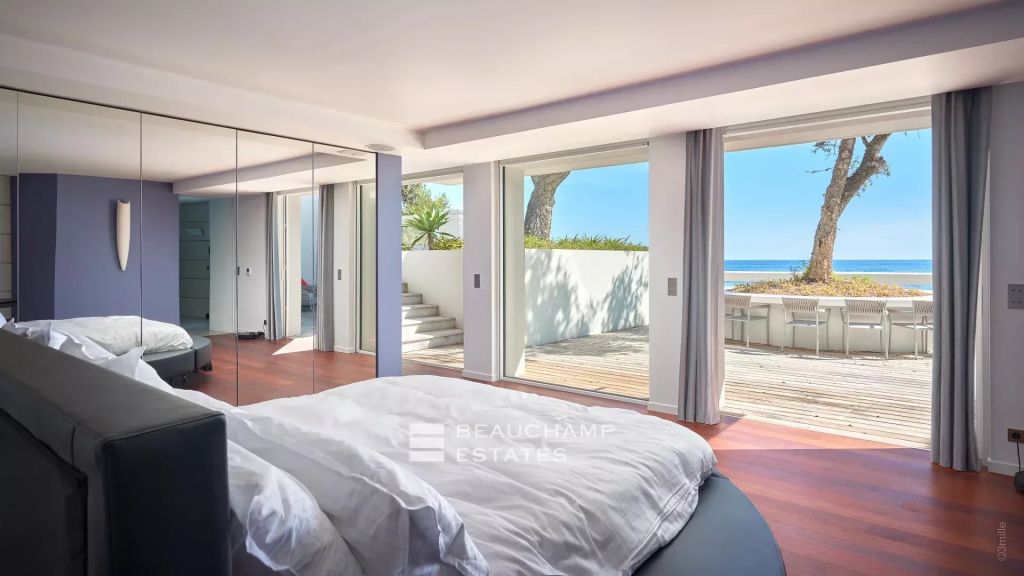 Exceptional waterfront property just a few meters from the Cap Roux Nature Reserve