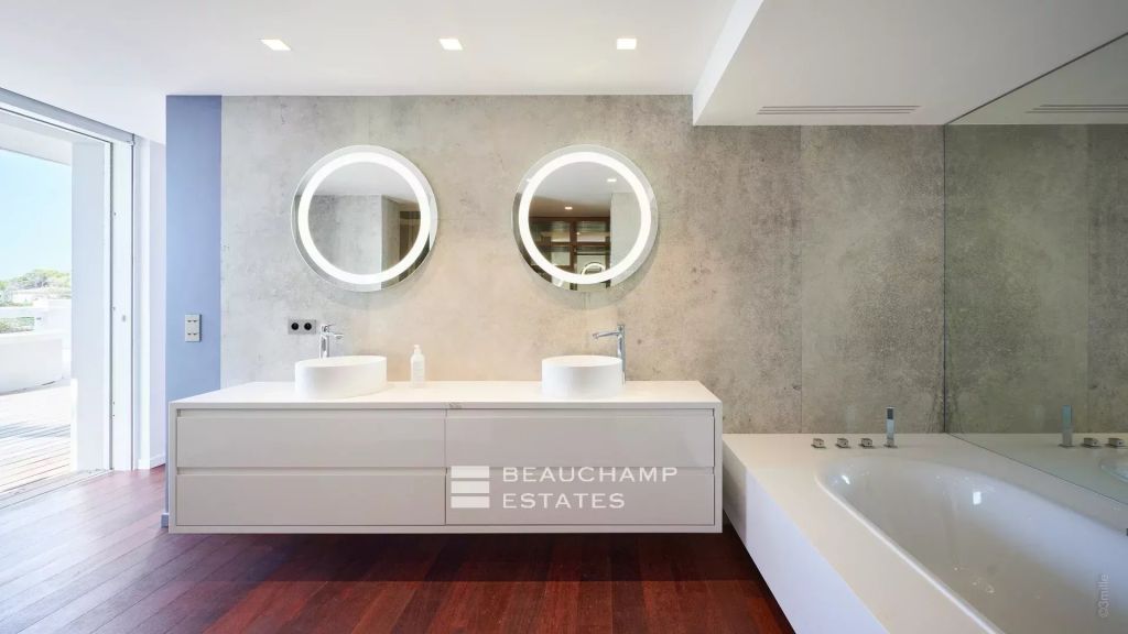 Exceptional waterfront property just a few meters from the Cap Roux Nature Reserve