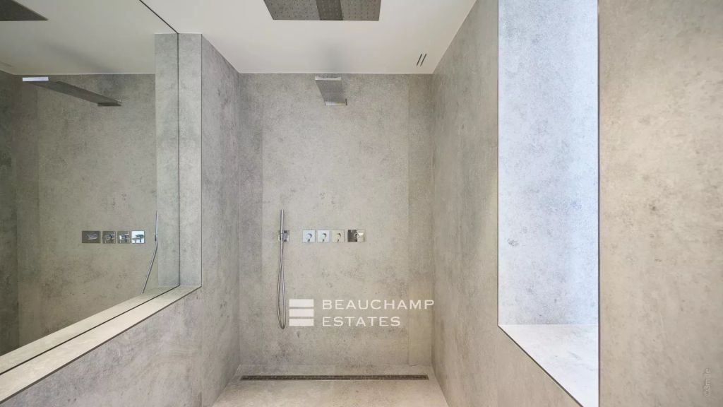 Exceptional waterfront property just a few meters from the Cap Roux Nature Reserve